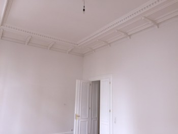Wände und Decke nach der Fertigstellung (verputzt, tapeziert und gestrichen)