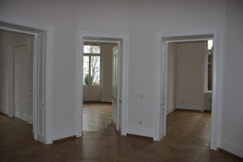 Blick aus dem Entree in die einzelnen Räume nach Abschluss aller Maler- und Lackierarbeiten; zu sehen ist auch die komplett lackierte Balkontür